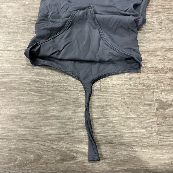 Babaton Gray Sleeveless Bodysuit Shoulder Pads M - Picture 3 of 4